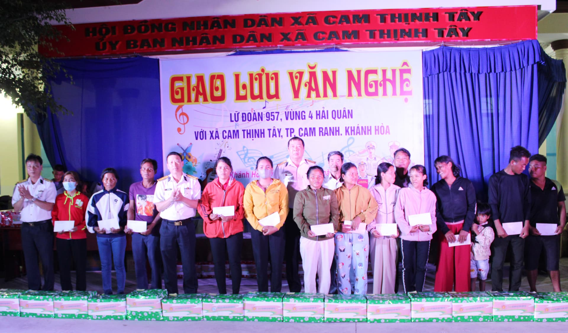Lữ đoàn 957: Giao lưu văn nghệ và tặng quà đồng bào xã Cam Thịnh Tây