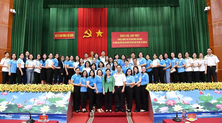 Hội Liên hiệp phụ nữ Cụm thi đua Tây Nam Bộ thăm, giao lưu với cán bộ, chiến sĩ Vùng 5