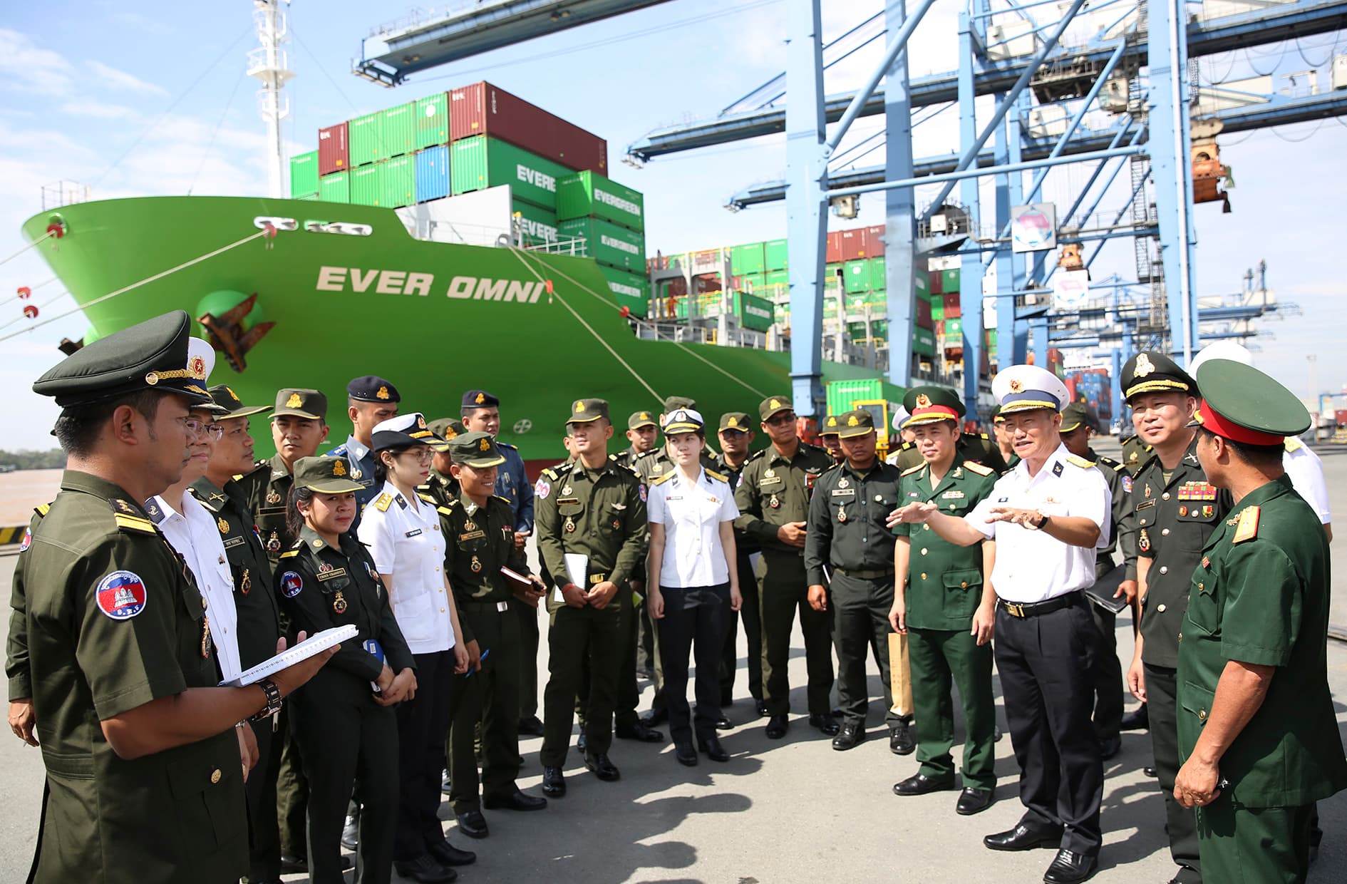Đoàn sĩ quan trẻ Cam-pu-chia tham quan, giao lưu tại Tổng công ty Tân cảng Sài Gòn