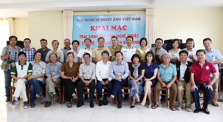 Khai mạc trại sáng tác ảnh nghệ thuật “Tổ quốc bên bờ sóng”