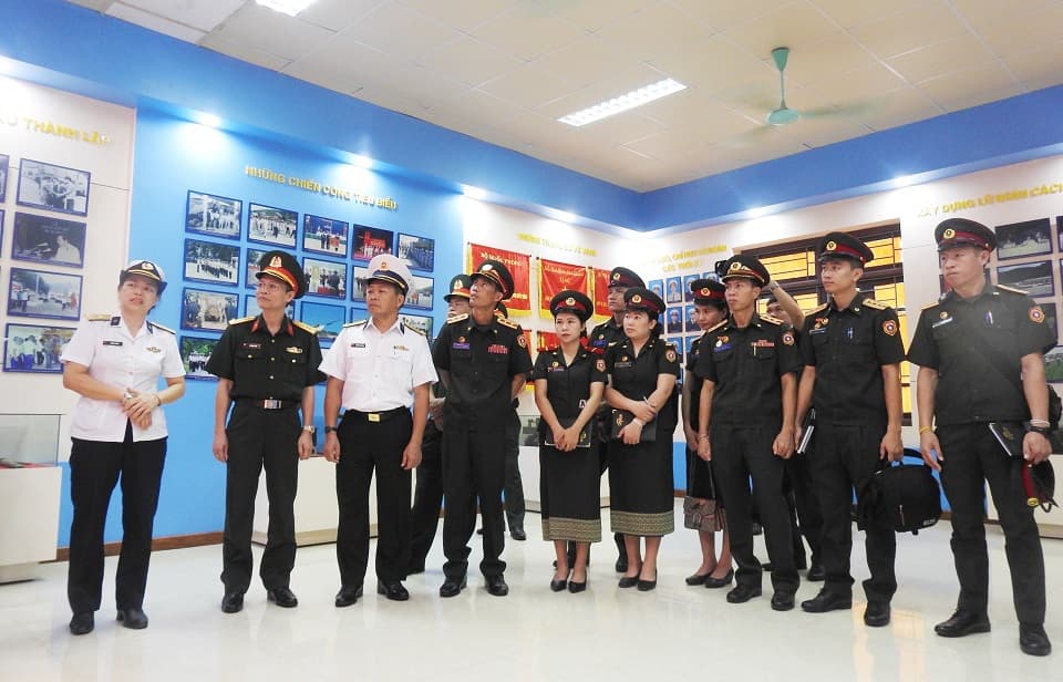 Đoàn cán bộ Báo Quân đội nhân dân Lào tham quan, nghiên cứu thực tế tại Lữ đoàn 679