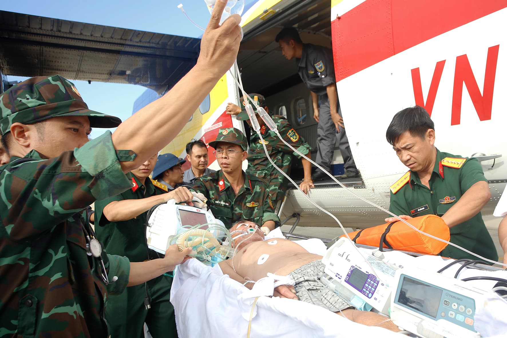 Máy bay DHC-6 đưa bệnh nhân từ đảo Trường Sa vào bờ điều trị
