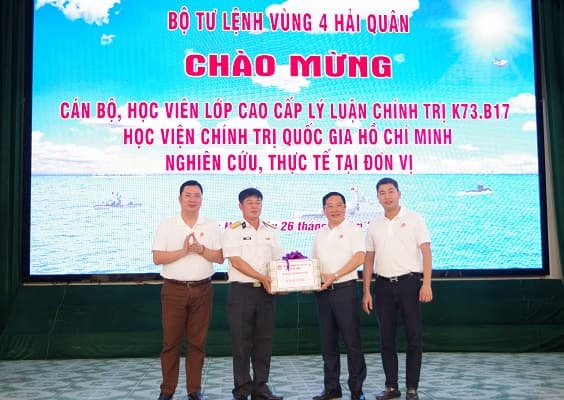 Đoàn học viên Học viện Chính trị quốc gia Hồ Chí Minh nghiên cứu thực tế tại Vùng 4 Hải quân