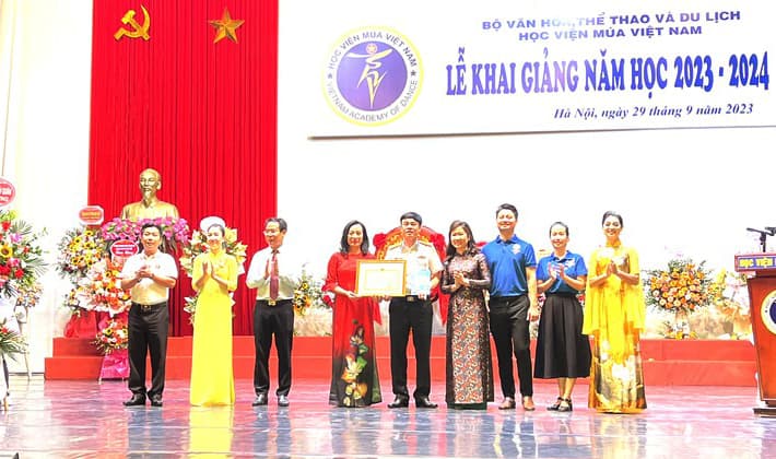 Bộ Tư lệnh Hải quân tặng Bằng khen cho Học viện Múa Việt Nam
