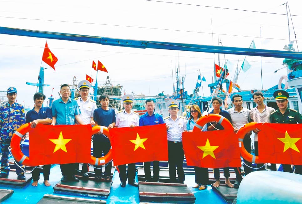 Lữ đoàn 682 thực hiện Chương trình “Hải quân Việt Nam làm điểm tựa cho ngư dân vươn khơi, bám biển” tại thị xã Đông Hòa