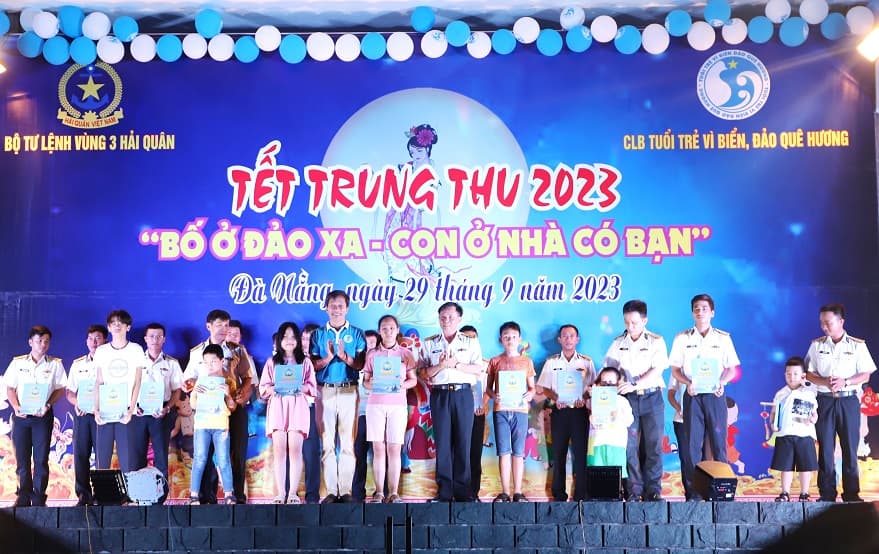 Vùng 3: Tết Trung thu “Bố ở đảo xa, con ở nhà có bạn”