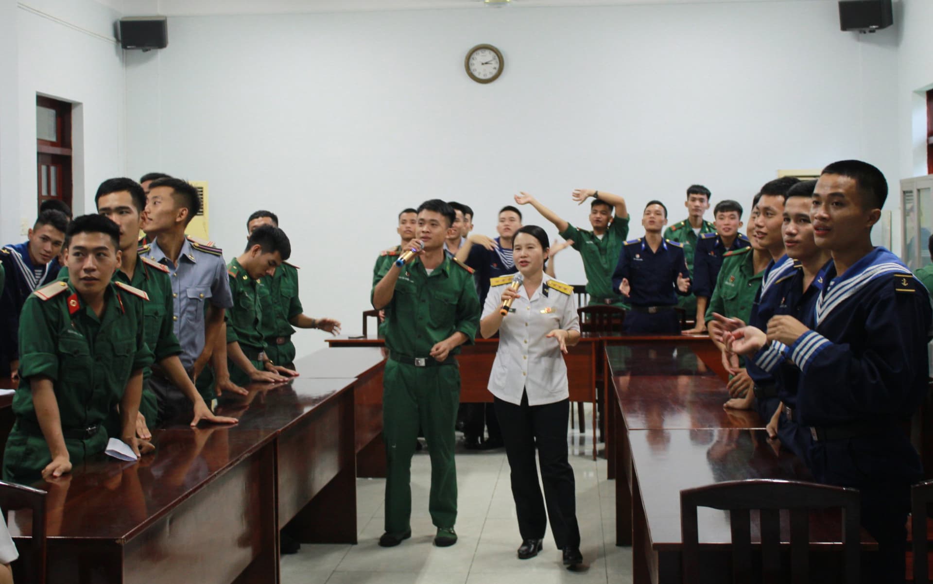 Trường Cao đẳng kỹ thuật Hải quân sinh hoạt Câu lạc bộ ngoại ngữ Quý II