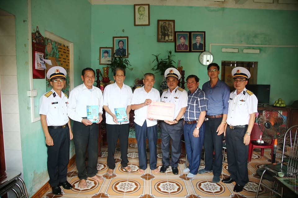Thủ trưởng Bộ Tư lệnh Hải quân thăm, tặng quà gia đình chính sách trên địa bàn tỉnh Hải Dương