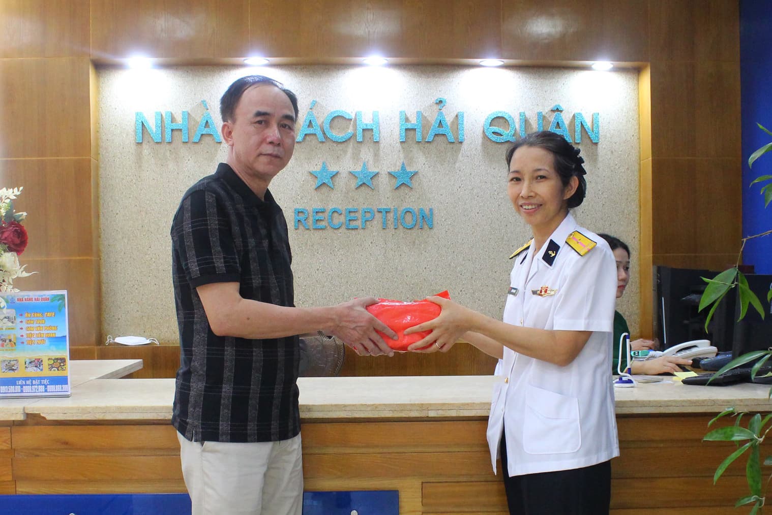 Nhân viên Nhà khách Hải quân trao trả 500 triệu đồng cho khách để quên
