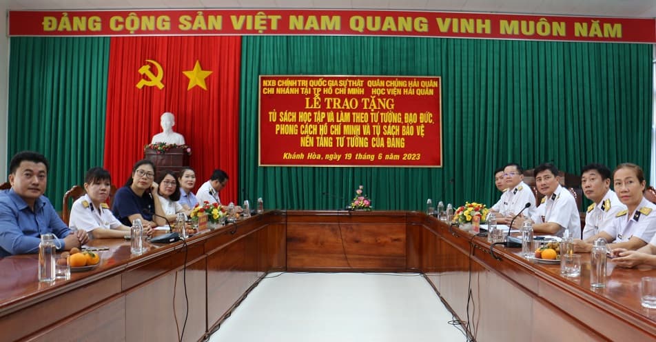 Nhà xuất bản Chính trị Quốc gia Sự thật tặng Học viện Hải quân “Tủ sách điện tử”