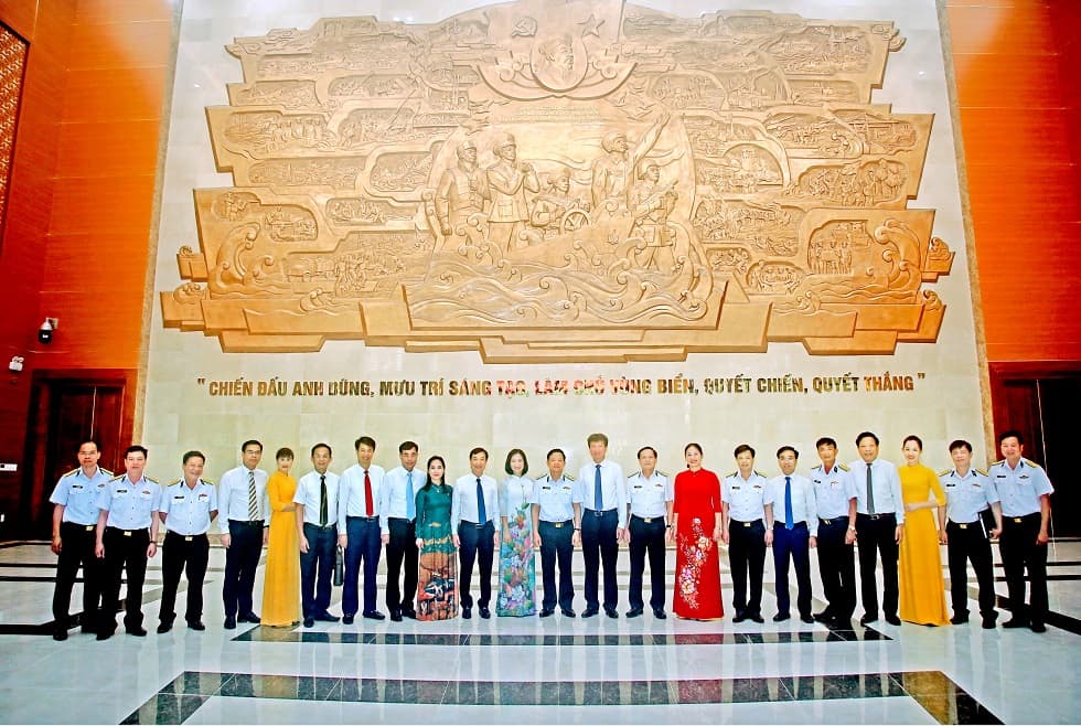 Chủ tịch UBND tỉnh Yên Bái chào xã giao thủ trưởng Bộ Tư lệnh Hải quân