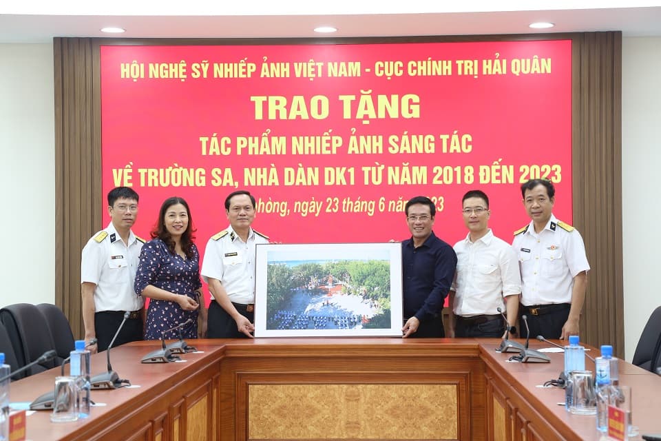 Hội Nghệ sĩ nhiếp ảnh Việt Nam trao tặng ảnh về Trường Sa, Nhà giàn DK1