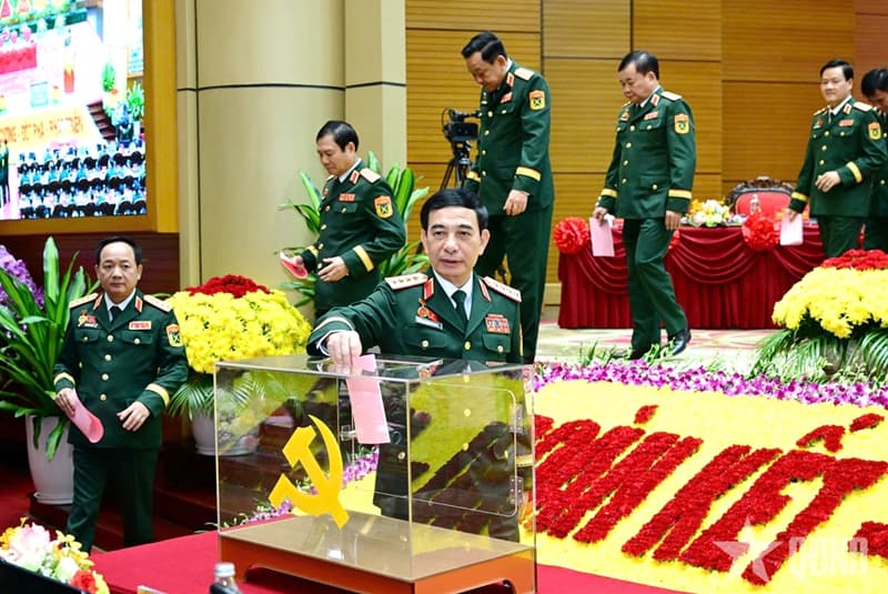 Bỏ phiếu bầu Đoàn đại biểu Đảng bộ Quân đội dự Đại hội lần thứ XIV của Đảng