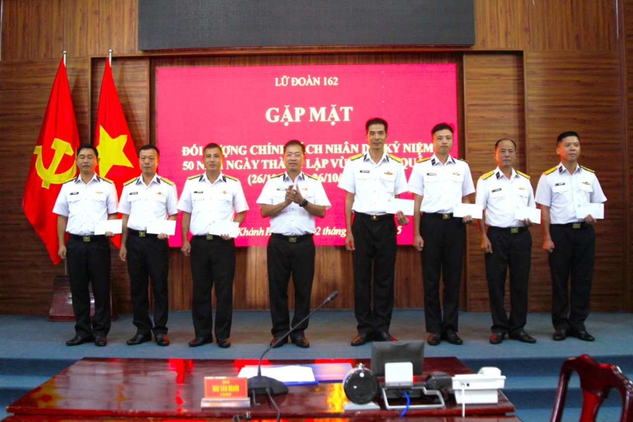 Lữ đoàn 162 gặp mặt đối tượng chính sách