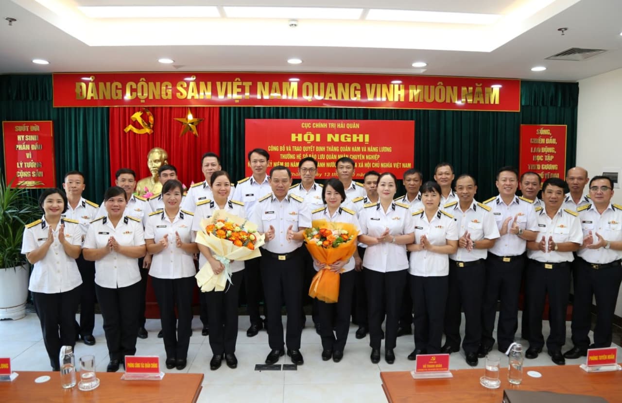 Cục Chính trị trao quyết định thăng quân hàm và nâng lương cho quân nhân chuyên nghiệp