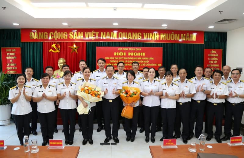 Cục Chính trị trao quyết định thăng quân hàm và nâng lương cho quân nhân chuyên nghiệp