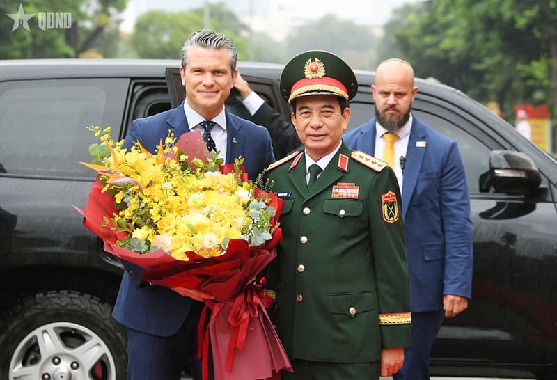Đại tướng Phan Văn Giang đón và hội đàm với Bộ trưởng Bộ Chiến tranh Hoa Kỳ