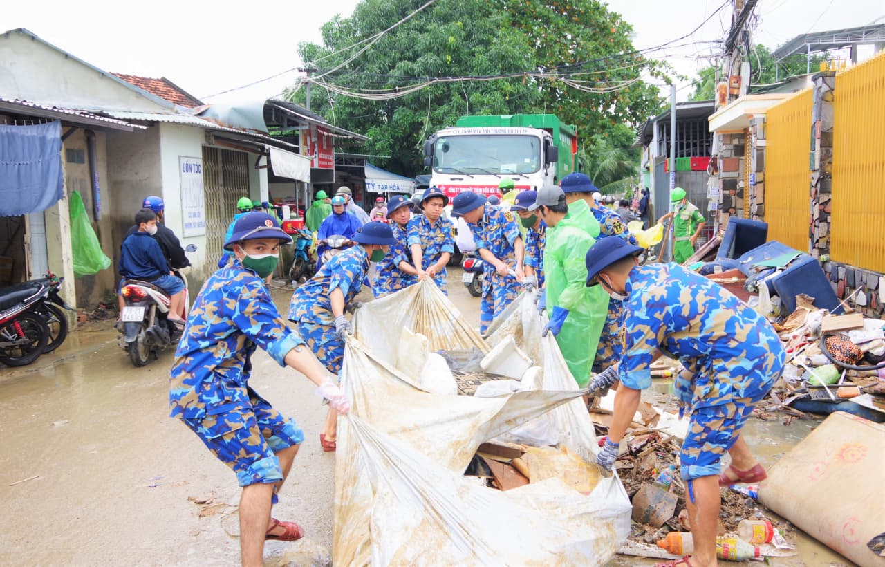 Học viên Học viện Hải quân: Tạm gác lại trang sách, giúp dân sau lũ dữ