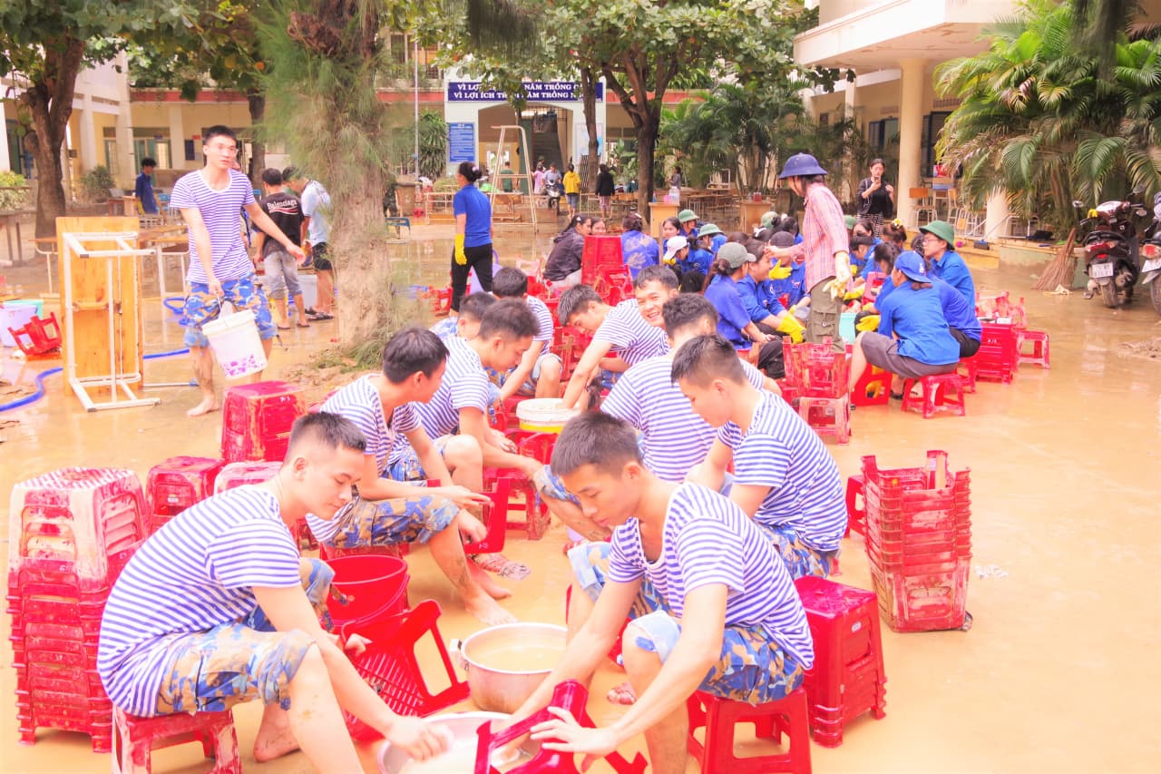 Tư lệnh Hải quân gửi điện biểu dương các đơn vị tham gia giúp dân khắc phục hậu quả mưa lũ