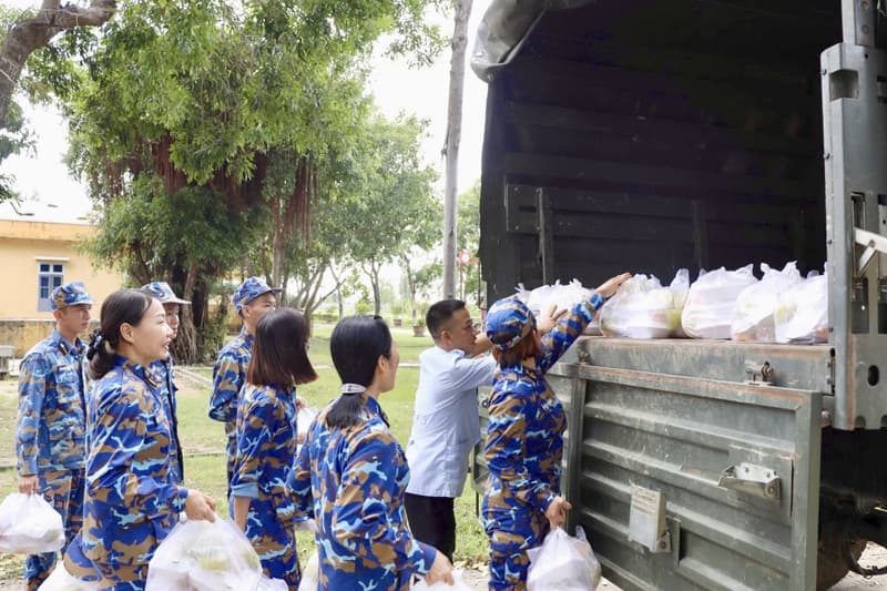 Phụ nữ Lữ đoàn 101 tiếp sức nhân dân Khánh Hòa sau mưa lũ