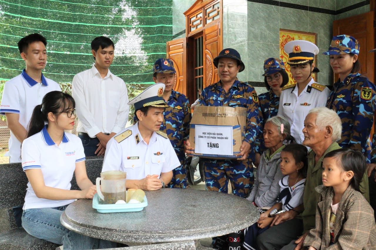 Học viện Hải quân thăm và tặng quà tại tỉnh Khánh Hòa