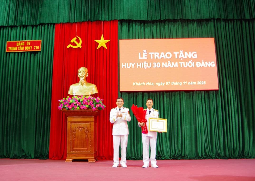 Trung tâm 719 trao tặng Huy hiệu 30 năm tuổi Đảng