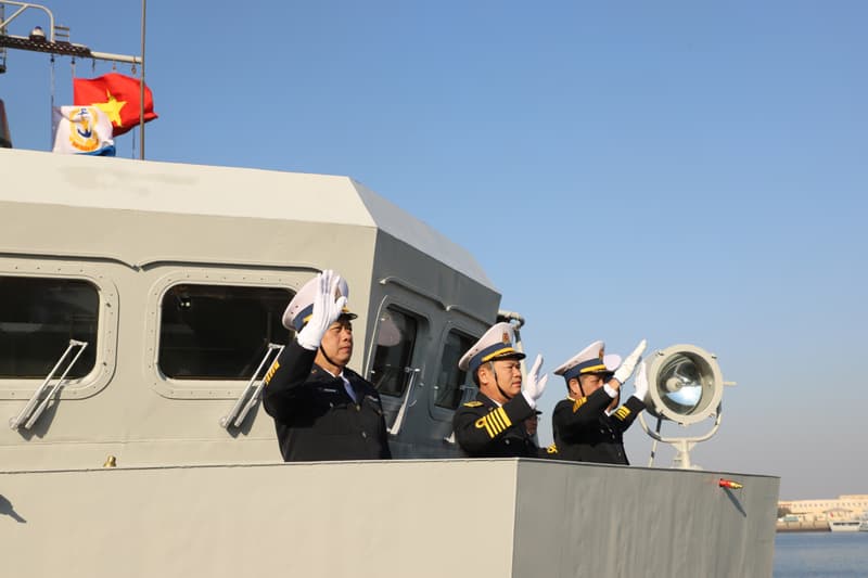 Tàu 015-Trần Hưng Đạo rời cảng Trung Quốc lên đường thăm Nhật Bản