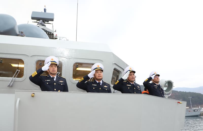 Tàu 015-Trần Hưng Đạo cập cảng Jinhae bắt đầu thăm xã giao Hàn Quốc