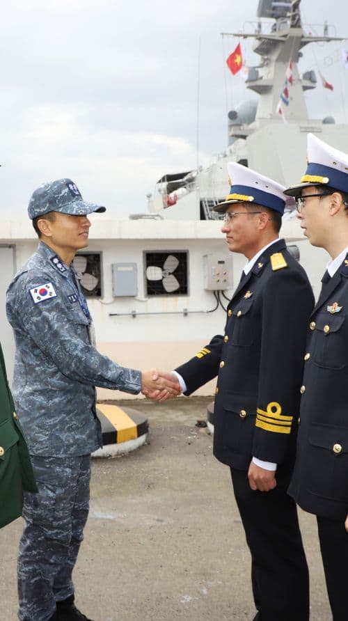 Tàu 015-Trần Hưng Đạo cập cảng Jinhae bắt đầu thăm xã giao Hàn Quốc