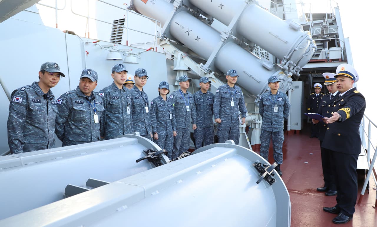 Tàu 015 giao lưu hữu nghị với Hải quân Hàn Quốc