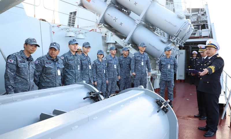 Tàu 015 giao lưu hữu nghị với Hải quân Hàn Quốc