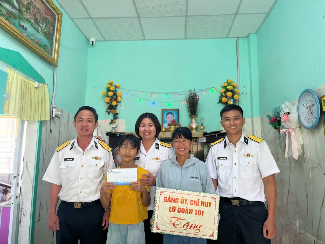 Lữ đoàn 101 thăm, tặng quà con ngư dân