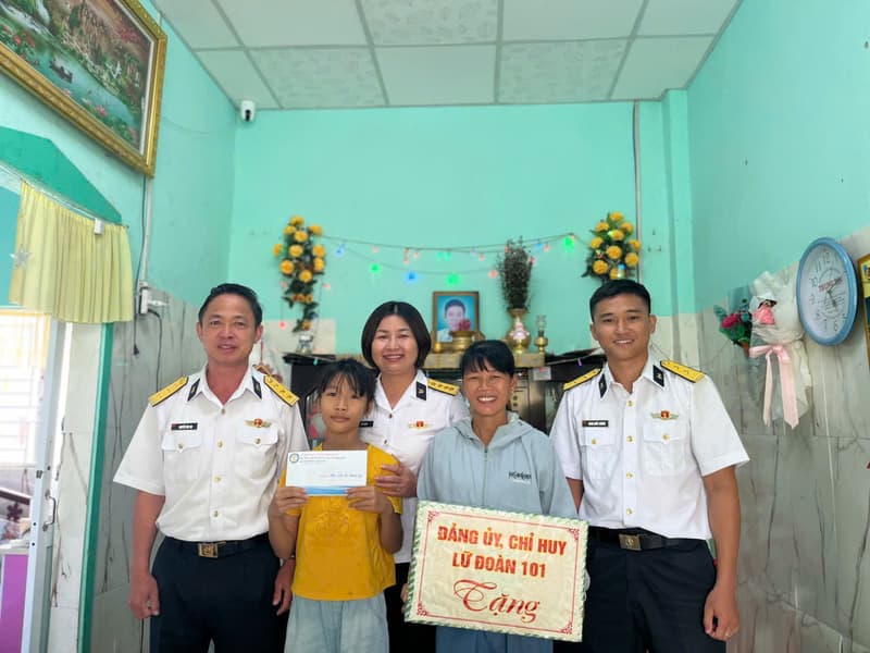Lữ đoàn 101 thăm, tặng quà con ngư dân