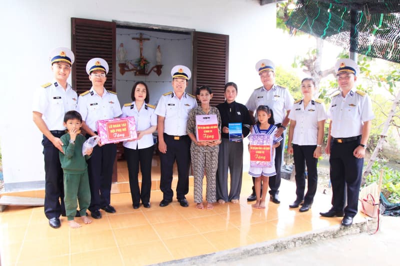 Lữ đoàn 162 thăm, tặng quà con ngư dân nhân dịp năm học mới