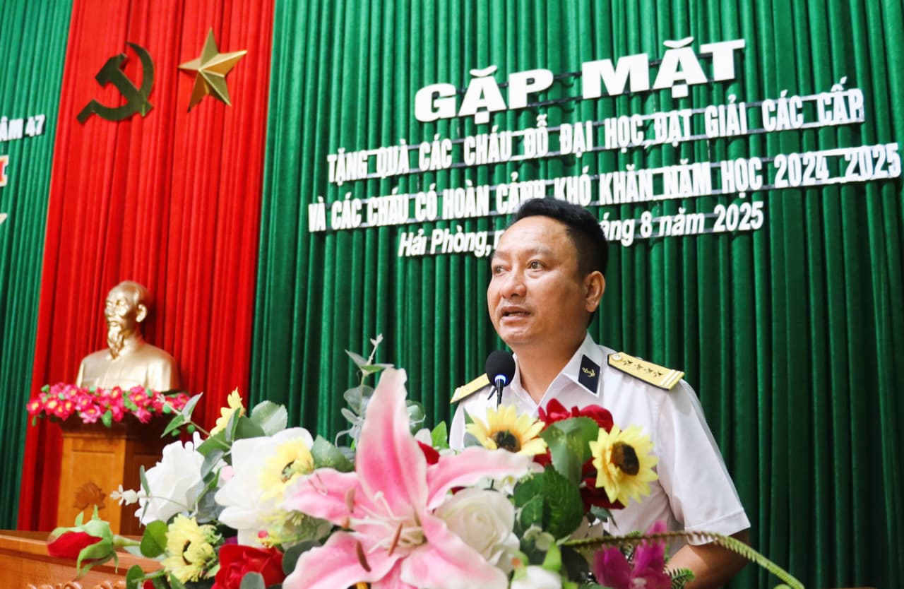 Trung tâm 47: Gặp mặt, tặng quà con quân nhân đỗ đại học và đạt giải