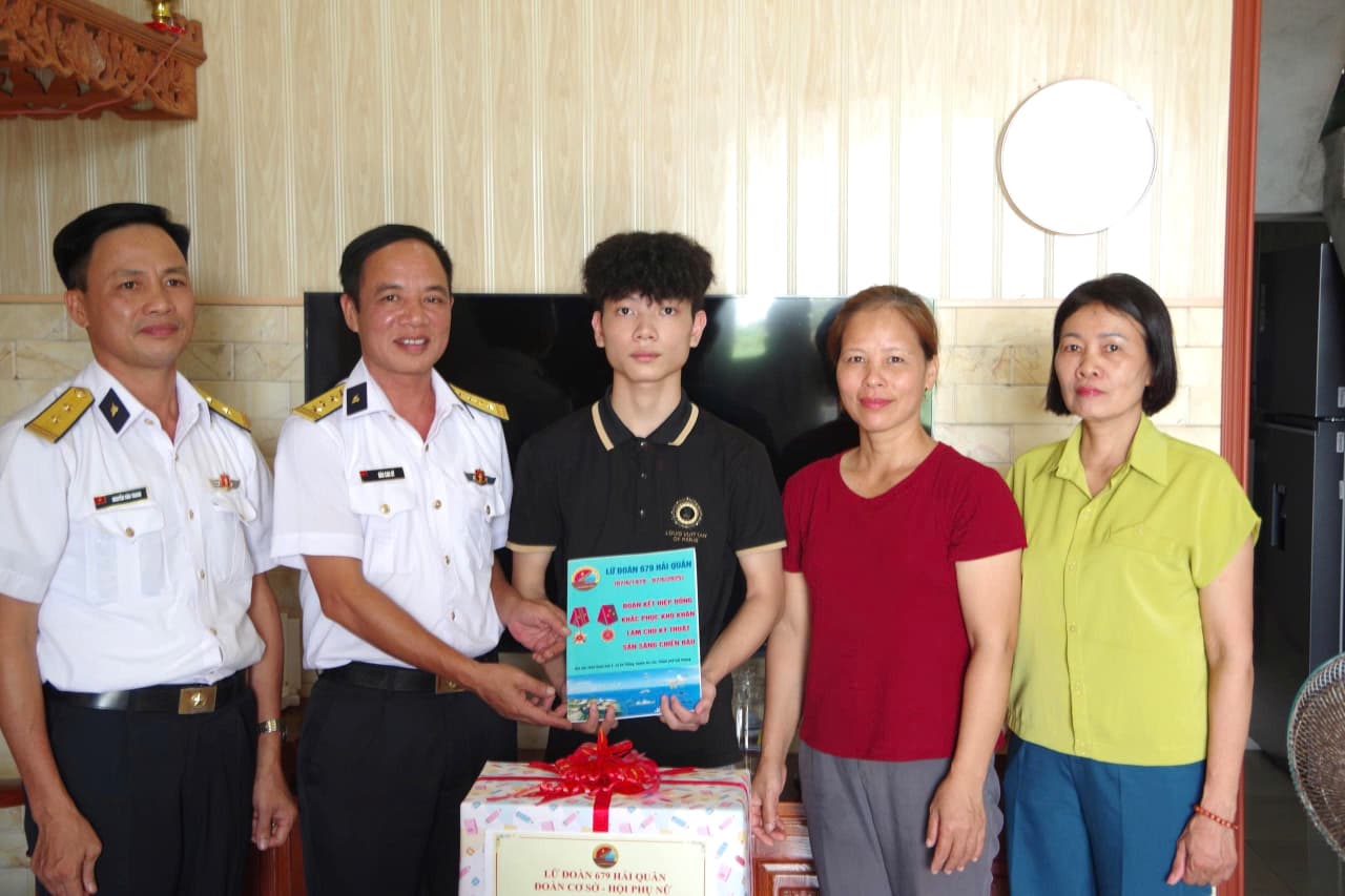 Lữ đoàn 679 thăm và tặng quà con ngư dân tại Hưng Yên