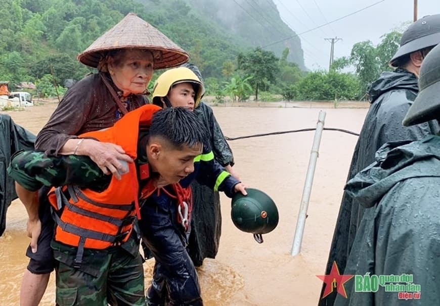 Quân đội chủ động ứng phó áp thấp nhiệt đới trên Biển Đông