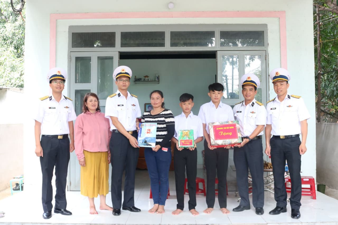 Lữ đoàn 189: Thăm, tặng quà con ngư dân được nhận đỡ đầu