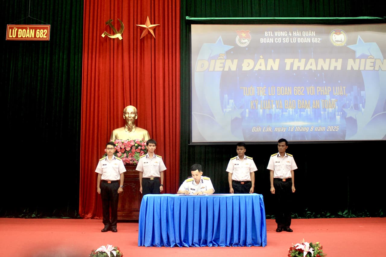 Toạ đàm tuổi trẻ Lữ đoàn 682 với pháp luật, kỷ luật và bảo đảm an toàn