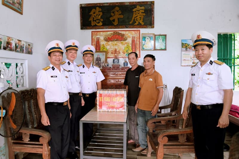 Vùng 1 dâng hương tưởng niệm các anh hùng liệt sĩ và tặng quà gia đình chính sách trên đảo Thanh Lân
