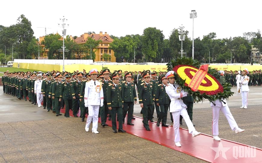 Đoàn đại biểu Đại hội Đảng bộ Quân đội nhiệm kỳ 2025-2030 vào Lăng viếng Chủ tịch Hồ Chí Minh