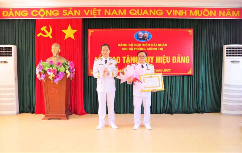 Học viện Hải quân: Trao tặng Huy hiệu 30 năm tuổi Đảng đợt 2/9
