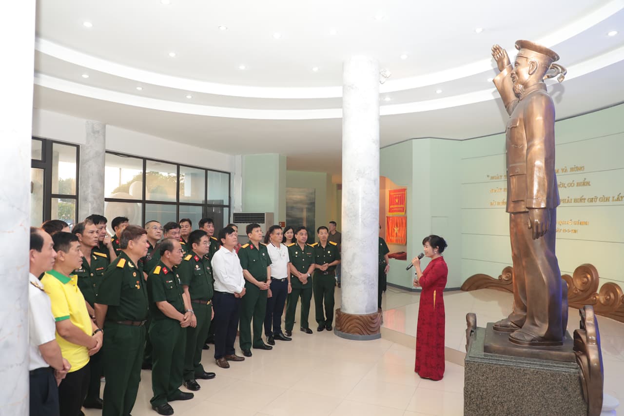 Hội cựu chiến binh Petrovietnam tham quan Bảo tàng Hải quân