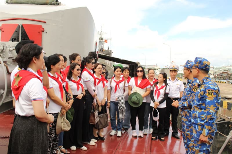 Đoàn cán bộ nữ Ngân hàng Nhà nước Việt Nam thăm Lữ đoàn 171