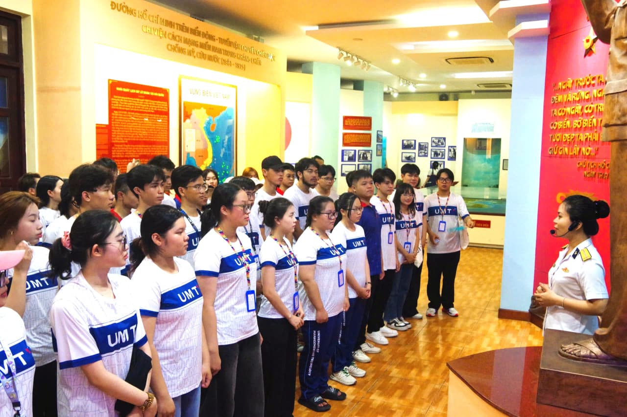 Giải pháp “phủ xanh” thông tin tích cực trong bảo vệ tư tưởng Hồ Chí Minh