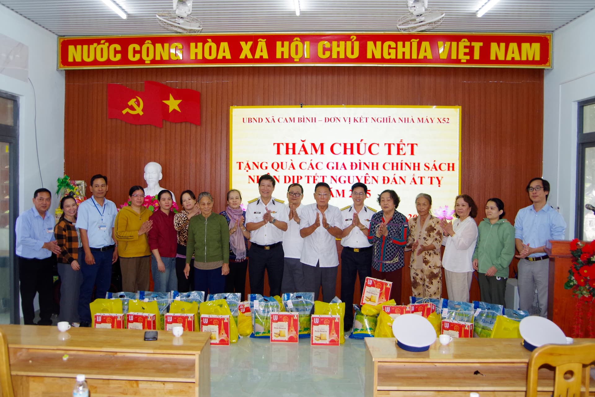 Nhà máy X52 thăm, tặng quà gia đình chính sách xã Cam Bình