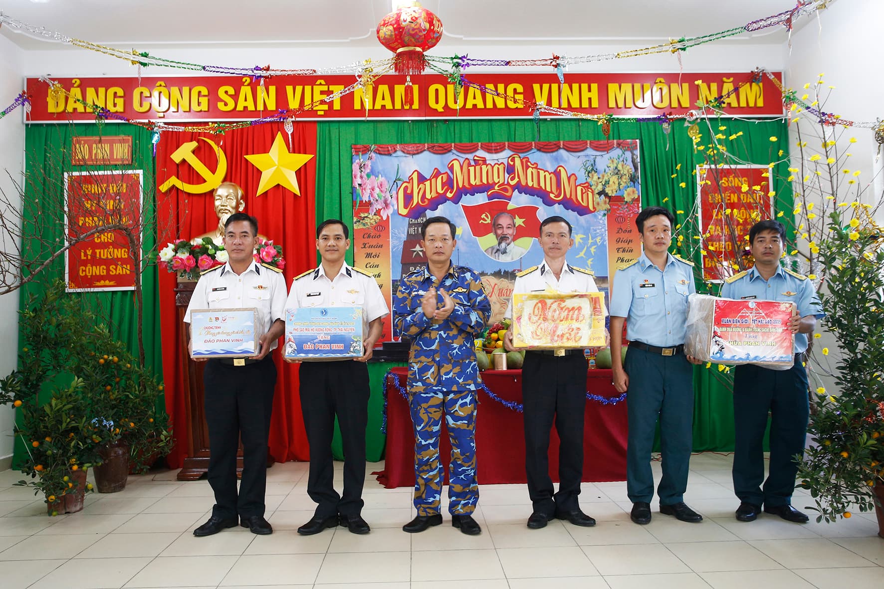 Vùng 4 hoàn thành tốt chuyến công tác chúc tết quân và dân huyện đảo Trường Sa