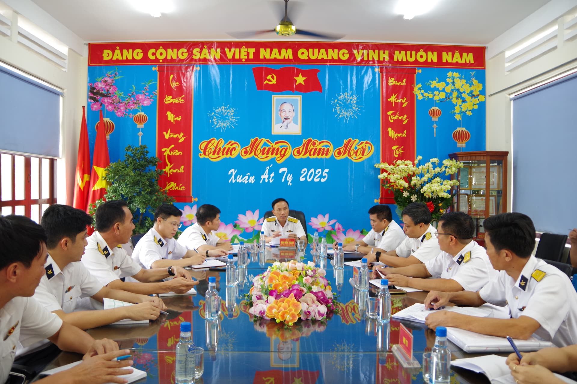 Chính ủy Cục Hậu cần - Kỹ thuật Hải quân làm việc với Kho 711