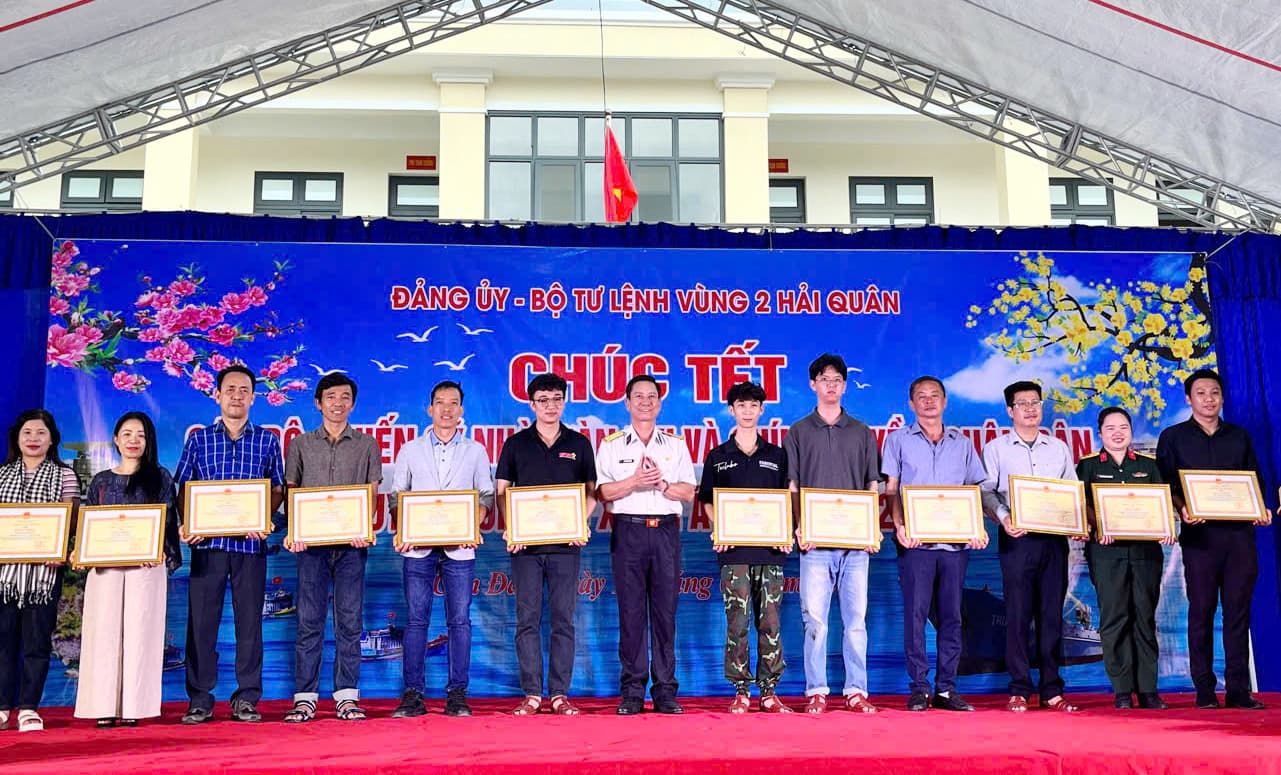 Bộ Tư lệnh Vùng 2 hoàn thành chuyến thăm, chúc tết cán bộ, chiến sĩ nhà giàn DK1 và quân dân huyện Côn Đảo