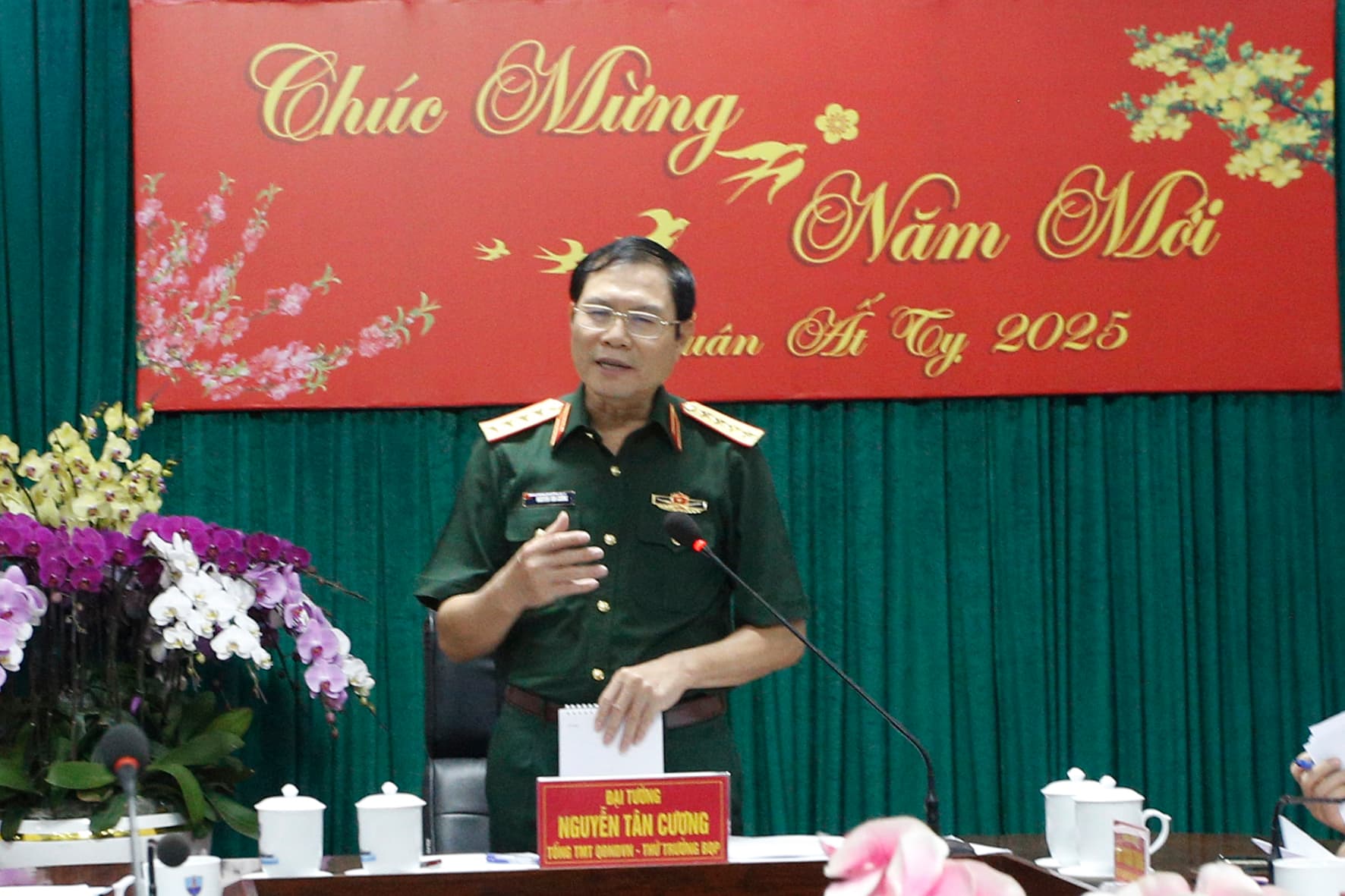 Đại tướng Nguyễn Tân Cương kiểm tra, chúc tết các đơn vị Hải quân trong Căn cứ quân sự Cam Ranh